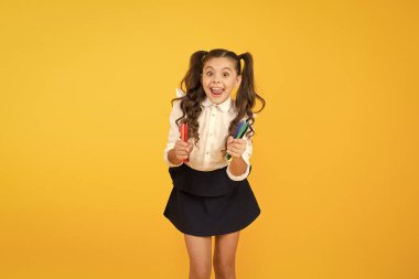 Küçük eller için özel ders. İlkokul çocukları için el işi. Liseli kız el sanatları için okul kırtasiye malzemeleri bulundurur. Yaratıcı el sanatları. Yaratıcılığı geliştir. Okula dönmenin en güzel yanı...