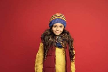 Güzel çocuk. Eğlence için kış fikirleri. Moda dükkanı. Çocuklar için kış modası. Kış tatilin kutlu olsun. Sıcak ve mutlu hissediyorum. Neşeli, güler yüzlü hippi çocuk. Uzun saçlı, şık elbiseli.