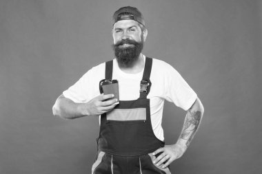 Sabah erkenden. Vahşi hippi adam kağıt bardak içiyor. Rahatlama zamanı. Kahve servisi. Mutlu ve neşeli barista. Kahveyi götür. Adam gitmek için kahve içer. Buradaki en iyi aromatik kahve.