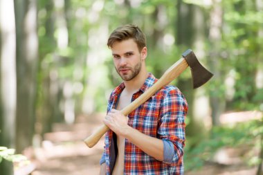 Kendinden emin genç oduncunun portresi, erkek gücü.