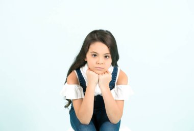 Mavi arka planda çocuk çene desteği