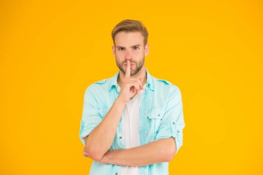 Sessiz jestli seksi adam sarı arka planda kot pantolon giyiyor, gizli.