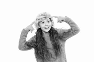 Gerçekten iyi bir sağlık hizmeti. Kış sıcaklığı. Çocuk modası. Beyaz tenli neşeli küçük çocuk. Kış soğuğuna hazır. Küçük kız kulaklıklı şapka ve eldiven. En sevdiği örgü süveteri.