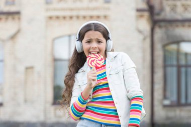 Modern kız kulaklıkları şarkı söylüyor. Lolipop mikrofonu, yetenekli şarkıcı konsepti.