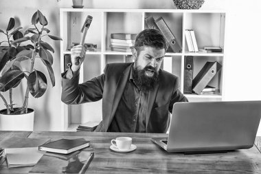 Sinir bozucu reklamlar ve afişler. Yavaş internet bağlantısı. Modası geçmiş yazılım. Bilgisayar gecikmesi. Gecikme sistemi. Ofis rutininden nefret ederim. Sakallı adam ezme bilgisayarı. Dizüstü bilgisayarı yok et. Nefret dolu bir iş. Bozuk bilgisayar