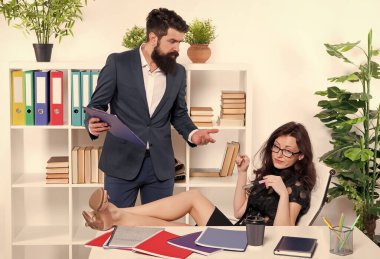 Seksi bayan iş yerinde masada dinleniyor. Göz kamaştırıcı ofis hayatı. Yönetim kurulu başkanı yaramaz kıza kızgın. İş ilişkileri. İş ortakları birlikte çalışır. Bu işi beceremiyorsun. Raporum nerede?