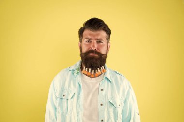 Sakal şekillendirme ürünü. Sinir bozucu bir duygu. Derisi tahriş olmuş. Merhem ve losyon. Kılık değiştirme standartları. Cilt bakımı. Berber ipuçları. Uzun sakallı. Sakallı ve mandallı bir adam. Dekor ve aksesuar