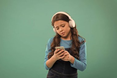 Kısa mesaj okunuyor. Modern hayatta blog yazma. Liseli kız yeni teknoloji kullanıyor. Sanal dünyada yaşamak. Kulaklıklı çocuk. Küçük çocuk akıllı telefondan mesaj yazar. Küçük kız cep telefonunu tut