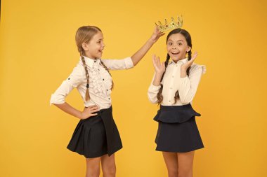 Büyük patron. Çalışmak için motivasyon. Arkadaşlık. Balo kraliçesi. Çocukluk gururu Eğitim başarısı. Okula dönüyorum. Bencil küçük kızlar geleceği hayal eder. Üniformalı ve taçlı mutlu kızlar. Teşekkür ederim.