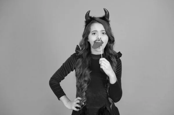 Dê vida ao visual de férias. Criança vestida de diabo para a festa de férias. Menina pequena usar adereços de férias de Halloween. Temporada de Halloween. Celebração de férias — Fotografia de Stock