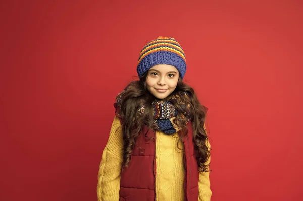 Criança linda. Ideias de inverno para diversão. Loja de moda. Moda de inverno de crianças. Feliz atividade de férias de inverno. Sentindo-se quente e feliz. Alegre sorridente hipster criança cabelo longo em roupa elegante — Fotografia de Stock