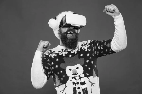 Imagina a melhor festa de Natal. hipster barbudo em óculos vr. Homem jogar jogo. inverno atividade indoor vs outdoor. Realidade virtual. Óculos virtuais de Pai Natal. Feliz Ano Novo 2020 celebração feriado conceito — Fotografia de Stock