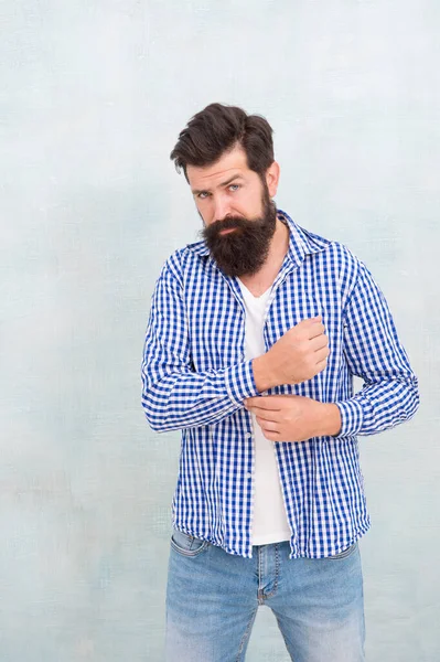 Hombre barbudo con elegante barba botón de pelo camisa a cuadros de moda en estilo casual fondo azul, de moda — Foto de Stock