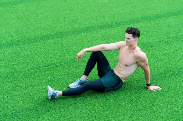 Instructor de fitness deportista relajante músculos después del entrenamiento — Foto de Stock