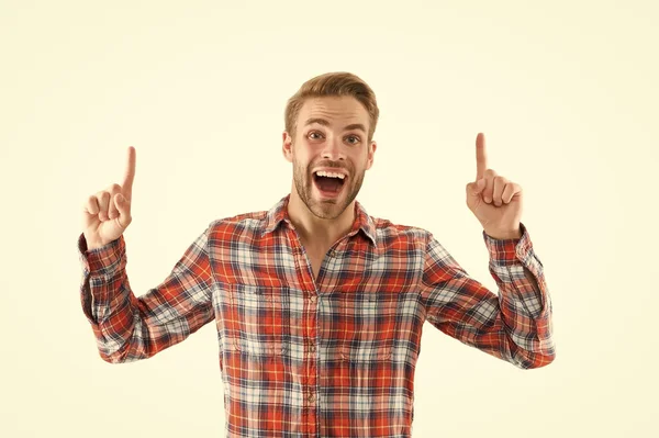 Guarda un po '. Guarda la '. L'uomo indica lo spazio di copia. Uomo muscoloso bello unshaven ragazzo sfondo bianco puntando il dito. Concetto pubblicitario. Pubblicità estiva. Agenzia pubblicitaria. Promozione delle merci — Foto Stock