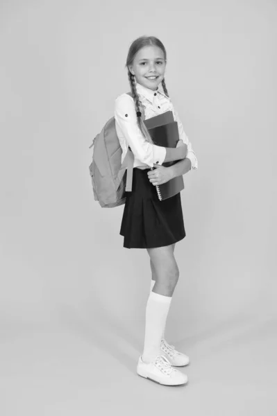 Gyermekkori fejlődés. Az iskolás lány egyenruhát visel. Csinos kislány készen áll a tanulásra. Vissza az iskolába. online oktatás karantén alatt. A jó tanulás sikeres jövőt hoz. tudásnap — Stock Fotó