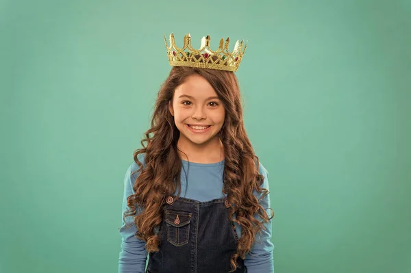 Bonito premio para el cabello. Los niños usan el símbolo de la corona dorada de la princesa. Chica lindo bebé desgaste corona fondo azul. Concepto de princesa. Toda chica que sueña con ser princesa. Princesita. Peinado rizado — Foto de Stock