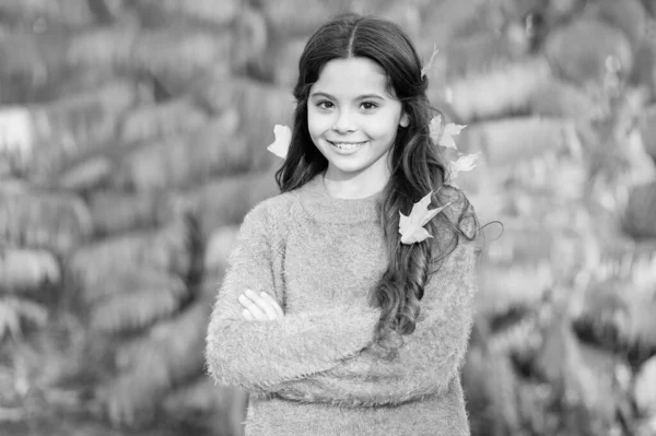 Niña sonriendo niño feliz hermoso pelo largo hojas de arce. Día de otoño acogedor. Los niños disfrutan del otoño al aire libre. Conoce el otoño. Protege tu cabello durante todo el día de daños ambientales adicionales — Foto de Stock