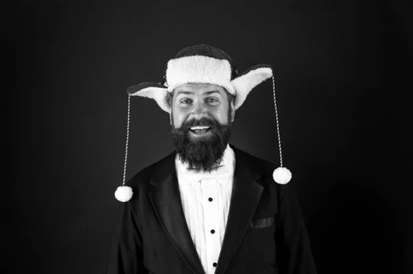 Kerst geest concept. Financieel verslag. Manager klaar om nieuw jaar te vieren. Kerstfeestkantoor. Ideeën voor feestdagen. Zakelijk kerstfeest. Man met baard hipster dragen kerstmuts — Stockfoto