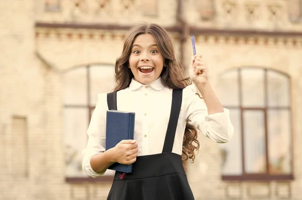 Välkommen tillbaka till skolan. Skolflicka formell uniform hålla bok. Mot kunskap. Elevernas liv. Skolelev. Intelligent barn. Intellektuell uppgift. Kognitiv process. Starta nytt skolprojekt — Stockfoto