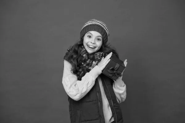 Shopping felicita '. buone vacanze invernali. piccola ragazza a maglia cappello e sciarpa. Pronti per Natale. andare alla festa di Natale. vendite commerciali stagionali. felicità infantile. inverno ragazza nuovo anno regalo box — Foto Stock