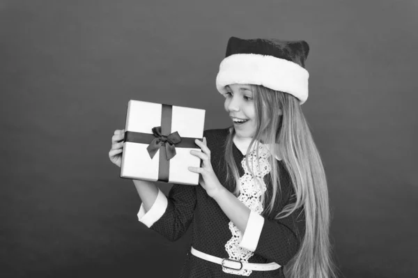 ボクシングの日だ。陽気な子供の赤の背景。アドベントカレンダー。彼女を驚かせて。幸せな冬の休日。小さな女の子の贈り物を開く。新年だ。サンタ・クラスの贈り物。女の子の子供は贈り物を受け取った。現在のクリスマス — ストック写真