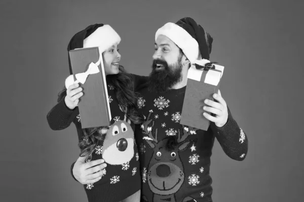 Lieferservice. Shopstore Mall Konzept. Spaßzeit. Wintertradition. Weihnachtsgeschenk. Vater umarmt kleine Tochter. Kind und Papa feiern Weihnachten. Schöne Familieneinkäufe. Weihnachtsgeschenke kaufen — Stockfoto