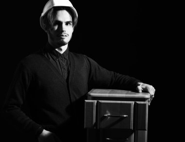 Gerçekten yakışıklı sakallı ustabaşı