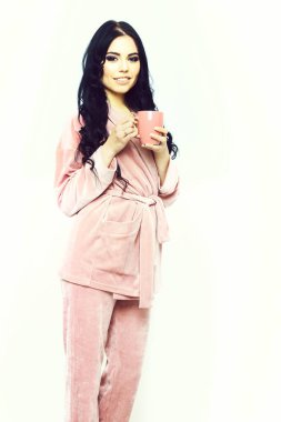 Pembe kadife pijamalı gülümseyen kız.