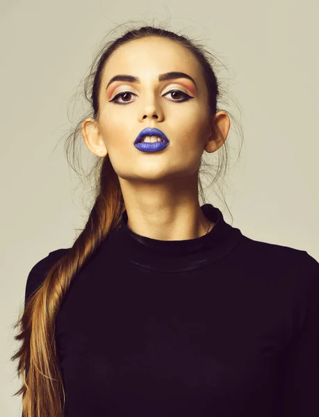 Chica bonita con labios azules — Foto de Stock