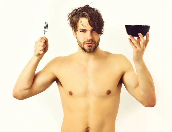 Caucásico sexy joven macho sosteniendo tazón negro con tenedor — Foto de Stock