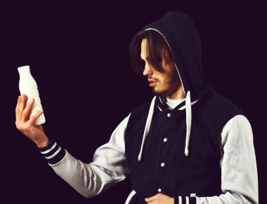 Beyzbol ceketli sakallı adam.