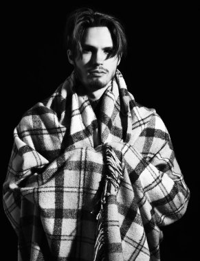 Ekoseli sakallı adam.