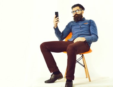 Sakallı adam, gözlüklü vahşi beyaz hippi.