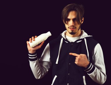 Beyzbol ceketli sakallı adam.