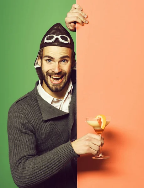 Bearded pilot with cocktail in glass — Stock Photo, Image