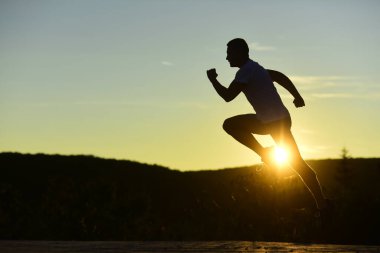 Sportif figürlü bir adam hayatı boyunca spor koşusu yapar..