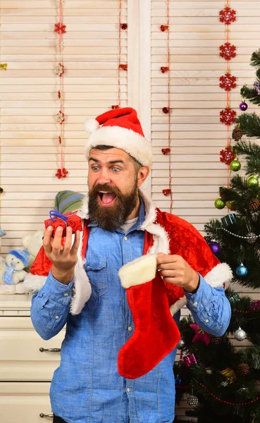 Santa con volto sorpreso da albero di Natale su sfondo di legno — Foto Stock