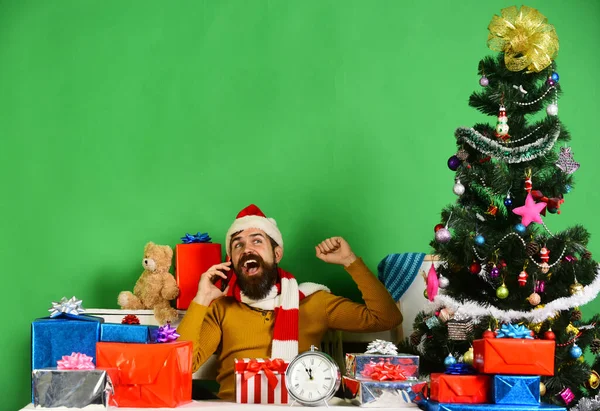 Homme à la barbe et au visage excité envoie des salutations — Photo