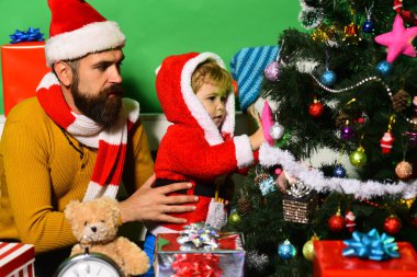 Noel dekorasyonu konsepti. Noel Baba ve küçük çocuk hediye kutularının arasında