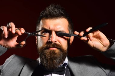 Koyu kırmızı arka planda katı yüzlü bir iş adamı..