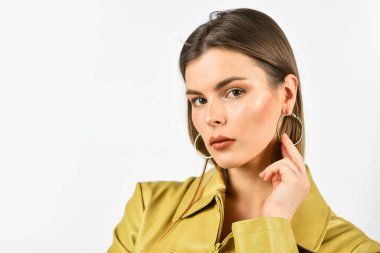 Hoş bir görünüş. Makyajda doğallık ve hünersizlik. Seksi, şehvetli kadın. Güzel surat. Kadın cilt bakımı. Makyaj ve makyaj malzemeleri. Sıradan moda tarzı. Moda makyajlı bir kadın. Cilt rengi