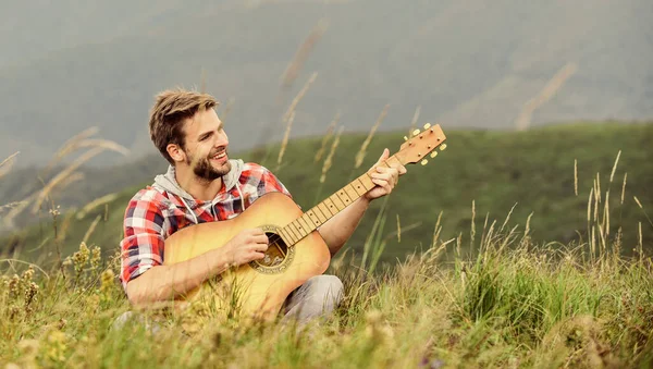 Gardez une chanson dans votre cœur. homme sexy avec guitare en chemise à carreaux. mode hipster. camping et randonnée à l'ouest. heureux et libre. cow-boy avec guitariste acoustique. chanson country — Photo
