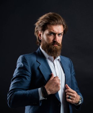 Görüşmeye hazırım. Mükemmel sakallı ve bıyıklı acımasız bir iş adamı. Yelek giyen gerçek patron. Olgun sakallı adam. Güven ve karizma. Yakışıklı adam ofis kıyafeti giyer. Erkek güzelliği ve moda