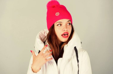 Ceketin ekstra yalıtımı var ve vücudunu sert kış havasından korumak için biraz daha uzun. Beyaz ceket giyen bir kız. Süslü, şık kışlık kıyafetler. Her ceket her iklim için ideal değildir.