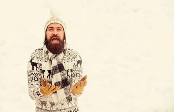 Программа праздника. Счастливый хипстер играет в снежки. бородатый мужчина в теплой одежде. С Новым годом. Мужчина веселится на улице. зимний сезон. Рождественская снежная активность. зимние каникулы. Утро перед Рождеством — стоковое фото