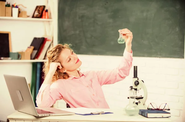 Beurs getalenteerde student. Studenten project onderzoek. Inspiratie voor studeren. Leerconcept. Vrouw college student klaslokaal houden reageerbuis chemische vloeistof. Gepassioneerd door de wetenschap — Stockfoto