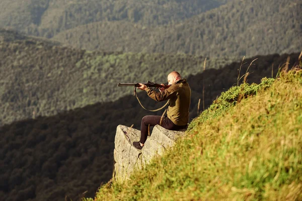 Stile militare. Maschio camuffato. Soldato sul campo. poligono. L'uomo muscoloso tiene l'arma. scopo e successo. Forze armate. cecchino raggiungere montagna bersaglio. uomo pronto a sparare. hobby cacciatore — Foto Stock