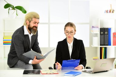 Erkek ve kadın patron müdür. Astlık ve takım çalışması. İş raporu. Meslektaşlar arası iletişim. Başarılı bir iş. İş çifti çalışıyor. Çift ofiste çalışıyor. Hukuk danışmanlığı