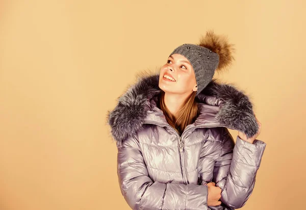 Mode rock och hatt. Modetrend. Faux päls. Värmer upp. Casual vinter jacka något mer elegant och har mer komfort funktioner såsom större huva päls trim på huva. Mode flicka vinterkläder — Stockfoto